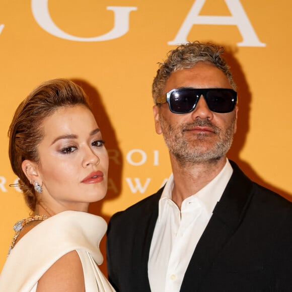 Rita Ora et son compagnon Taika Waititi assistent à la cérémonie des "Bulgari BZero1 Aurora Awards" à Milan, le 27 février 2022.