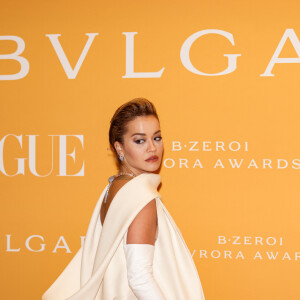 Rita Ora assiste à la cérémonie des "Bulgari BZero1 Aurora Awards" à Milan, le 27 février 2022.