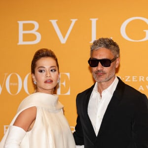 Rita Ora et son compagnon Taika Waititi assistent à la cérémonie des "Bulgari BZero1 Aurora Awards" à Milan, le 27 février 2022.