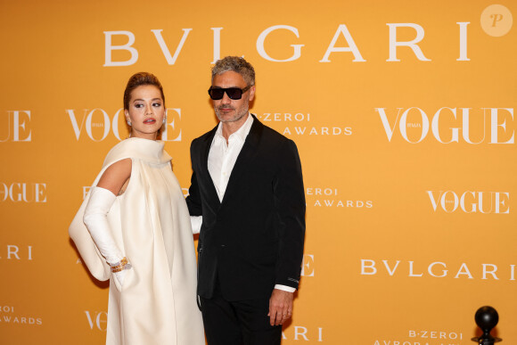 Rita Ora et son compagnon Taika Waititi assistent à la cérémonie des "Bulgari BZero1 Aurora Awards" à Milan, le 27 février 2022.