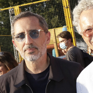 Elmaleh et Nelson Monfort - Inauguration de la "Fête à Neuneu" au profit de l'association "Innocence En Danger" sur la pelouse de la Muette au Bois de Boulogne, à Paris, France, le 3 septembre 2021. © Cédric Perrin/Bestimage