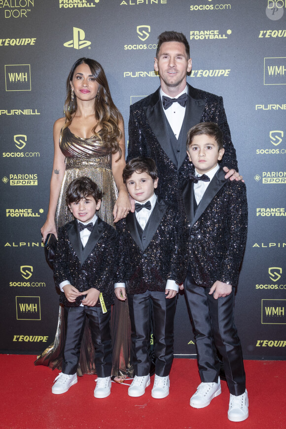 Lionel Messi avec sa femme Antonella Roccuzzo et ses enfants Thiago, Mateo et Ciro - Photocall de la cérémonie du Ballon d'Or 2021 au Théâtre du Châtelet le 29 novembre 2021. © Cyril Moreau/Bestimage