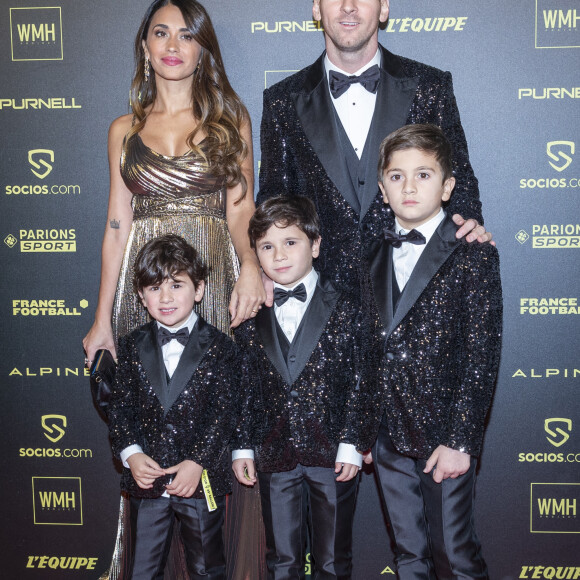 Lionel Messi avec sa femme Antonella Roccuzzo et ses enfants Thiago, Mateo et Ciro - Photocall de la cérémonie du Ballon d'Or 2021 au Théâtre du Châtelet le 29 novembre 2021. © Cyril Moreau/Bestimage