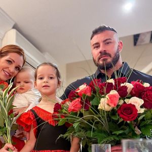 Julia Paredes et Maxime Parisi avec leurs enfants Luna et Vittorio