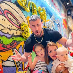 Julia Paredes avec son mari Maxime Parisi et leurs enfants
