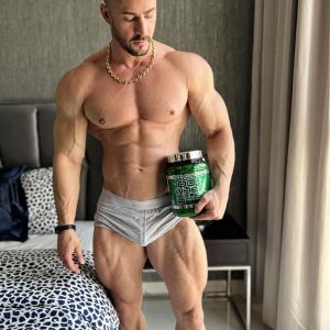 Maxime Parisi dévoile ses muscles sur Instagram