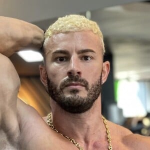 Maxime Parisi dévoile ses muscles sur Instagram