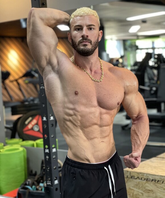 Maxime Parisi dévoile ses muscles sur Instagram
