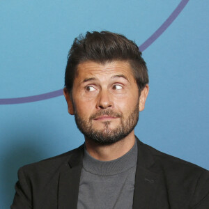 Christophe Beaugrand est zen lors d'un photocall de la 25ème édition du Festival international du film de comédie de l'Alpe d'Huez le 19 janvier 2022. © Christophe Aubert via Bestimage