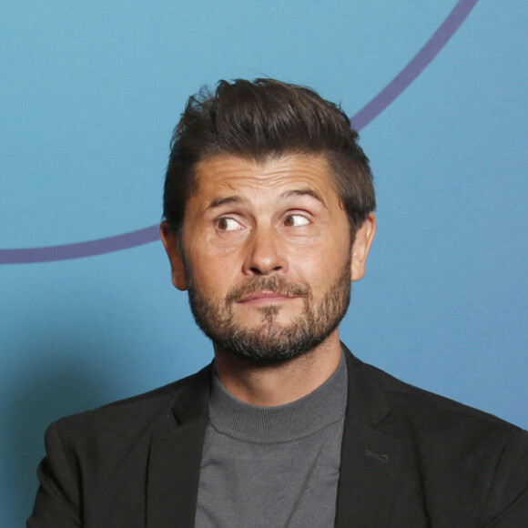 Christophe Beaugrand est zen lors d'un photocall de la 25ème édition du Festival international du film de comédie de l'Alpe d'Huez le 19 janvier 2022. © Christophe Aubert via Bestimage
