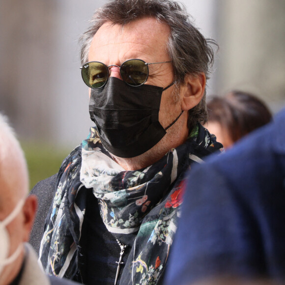 Jean-Luc Reichmann - Arrivées aux obsèques de Yves Rénier en l'église Saint-Pierre de Neuilly-sur-Seine. Le 30 avril 2021