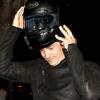 Orlando Bloom repart sur sa moto après avoir dîné au restaurant Madeo dans West Hollywood le 12 janvier 2010