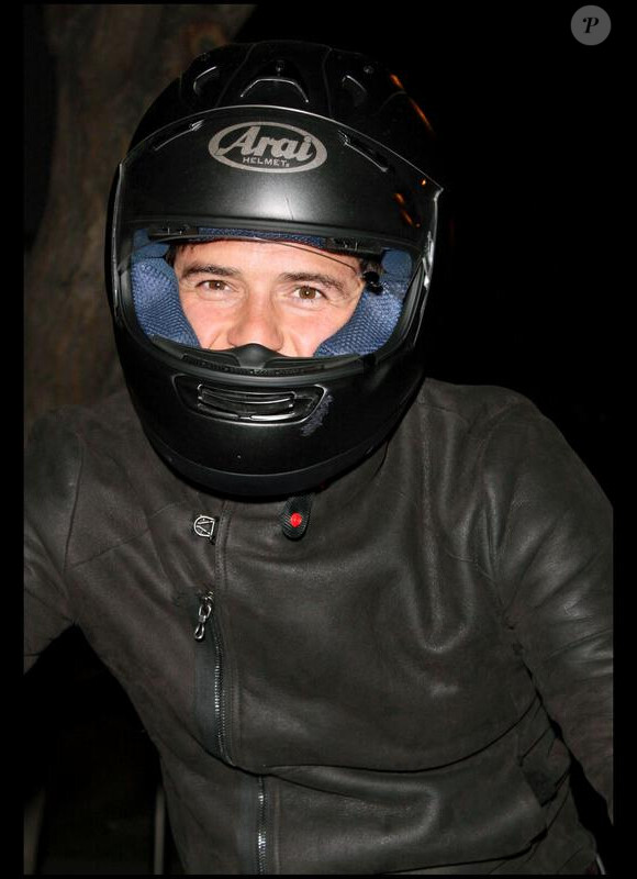 Orlando Bloom repart sur sa moto après avoir dîné au restaurant Madeo dans West Hollywood le 12 janvier 2010
