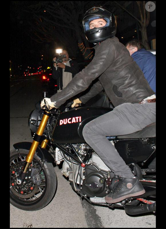 Orlando Bloom repart sur sa moto après avoir dîné au restaurant Madeo dans West Hollywood le 12 janvier 2010