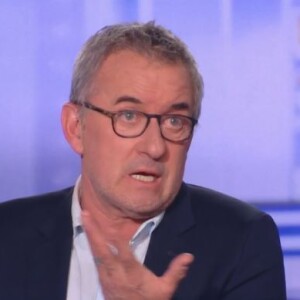Christophe Dechavanne sur le plateau de l'émission "Jean-Pierre Pernaut, un Français comme les autres", le 2 mars 2022, sur TF1