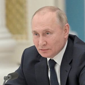 Le président russe Vladimir Poutine est vu lors d'une réunion avec des membres du monde des affaires russe au Kremlin de Moscou, Russie, le 24 février 2022. 