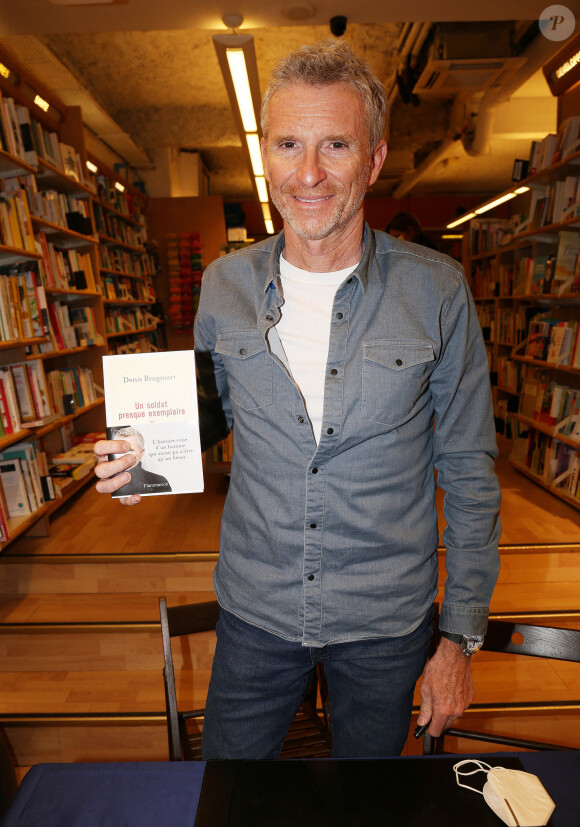 Exclusif - Denis Brogniart en dédicace de son premier roman "Un soldat exemplaire" à la librairie Lamartine à Paris.