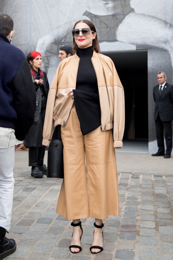 Amira Casar assiste au défilé Loewe, collection prêt-à-porter automne-hiver 2022-2023, à Paris. Le 4 mars 2022.