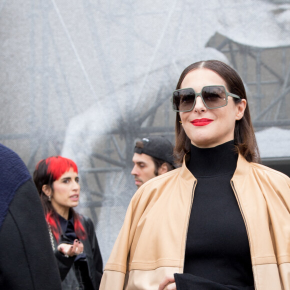 Amira Casar assiste au défilé Loewe, collection prêt-à-porter automne-hiver 2022-2023, à Paris. Le 4 mars 2022.