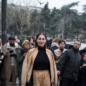 Amira Casar assiste au défilé Loewe, collection prêt-à-porter automne-hiver 2022-2023, à Paris. Le 4 mars 2022.