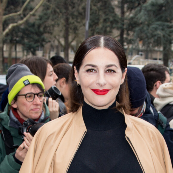 Amira Casar assiste au défilé Loewe, collection prêt-à-porter automne-hiver 2022-2023, à Paris. Le 4 mars 2022.