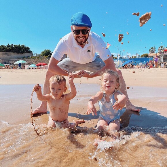 Le mari de Daniela Martins avec leurs enfants Eléa et Valentin, à la plage, au Portugal, juillet 2021.