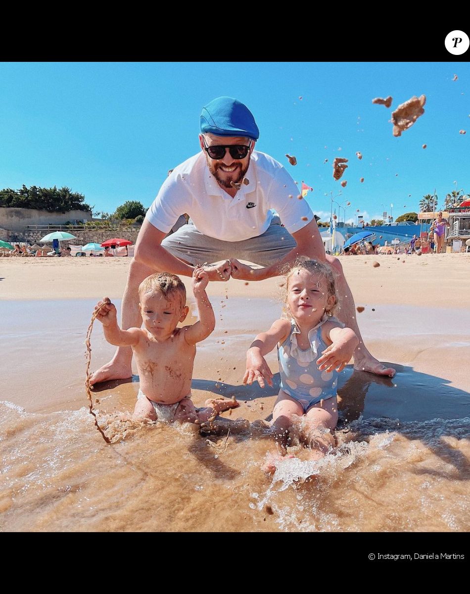 Le mari de Daniela Martins avec leurs enfants Eléa et Valentin, à la plage, au Portugal, juillet 2021.