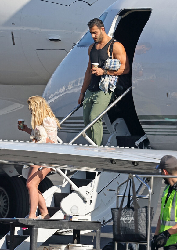 Britney Spears et son fiancé Sam Asghari arrivent en jet privé à Van Nuys, Los Angeles, le 7 décembre 2021.