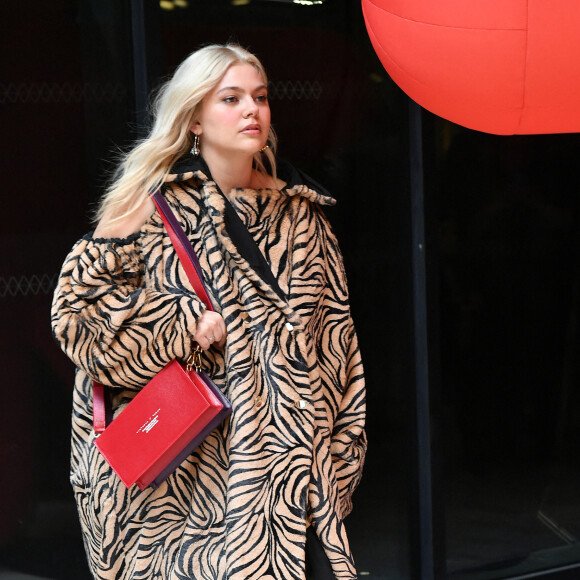 Exclusif - Louane ouvre le défilé prêt-à-porter automne hiver 2022 de Victoria/Tomas lors de la Fashion Week à Paris, le 1er mars 2022. © Veeren / Christophe Clovis / Bestimage 