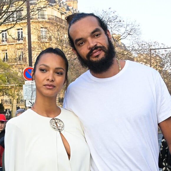 Joakim Noah et sa compagne Lais Ribeiro - Arrivées au défilé Elie Saab Automne/Hiver lors de la Fashion Week de Paris au Plais de Tokyo à Paris, France. © Federico Pestellini/Panoramic/Bestimage 