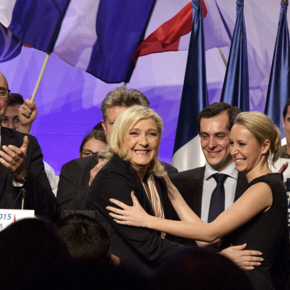 Marine Le Pen et Marion Maréchal le 10 décembre 2015 lors d'un meeting à Paris