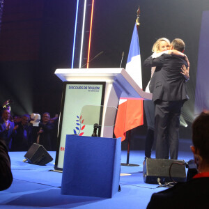 Marion Maréchal, enceinte, enlaçant Eric Zemmour - Meeting de Eric Zemmour, candidat à l'élection présidentielle, au Zénith de Toulon le 6 mars 2022