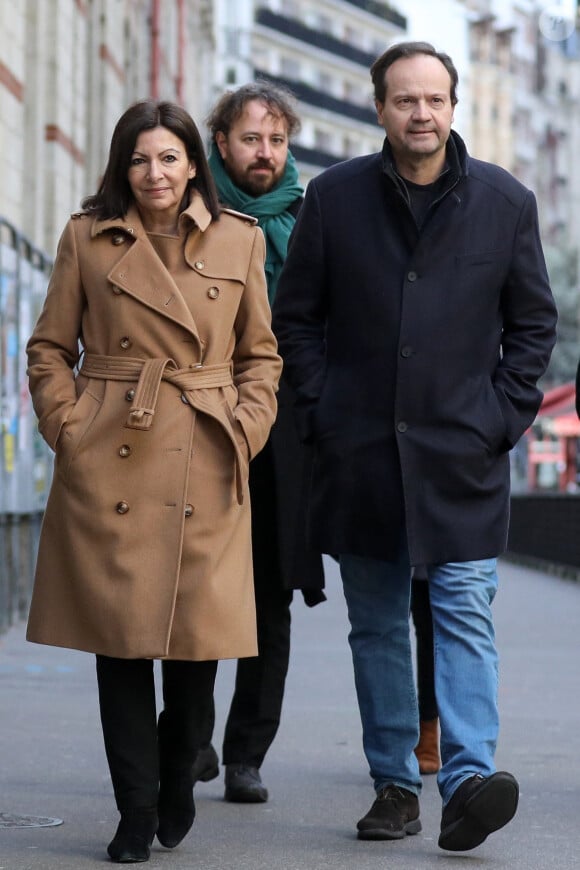 La maire de Paris, Anne Hidalgo, candidate à sa réélection, accompagnée de son mari, Jean-Marc Germain, va voter dans le 15e arrondissement pour le premier tour des élections municipales, Paris, France, le 15 mars 2020.