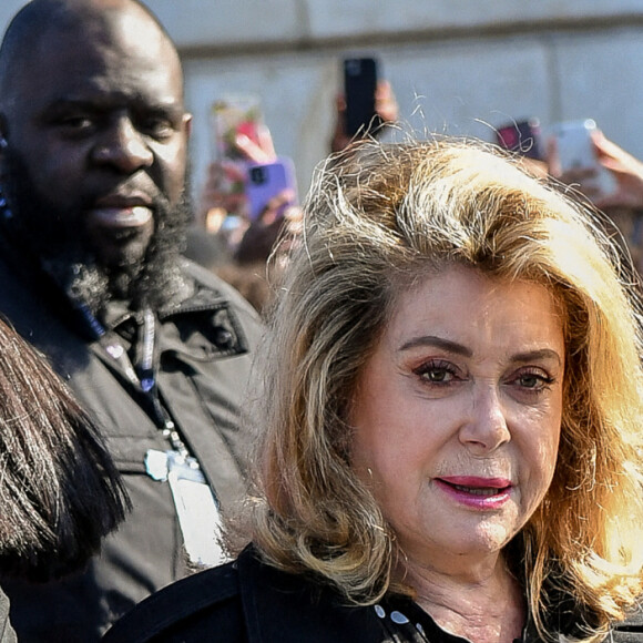 Catherine Deneuve arrive au Musée d'Orsay pour assister au défilé Louis Vuitton, collection prêt-à-porter automne-hiver 2022/2023. Paris, France, le 7 mars 2022. © Veeren-Clovis/bestimage