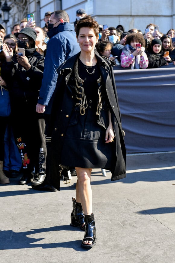 Marina Foïs arrive au Musée d'Orsay pour assister au défilé Louis Vuitton, collection prêt-à-porter automne-hiver 2022/2023. Paris, France, le 7 mars 2022. © Veeren-Clovis/bestimage
