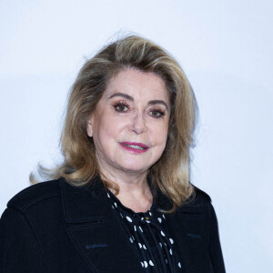 Catherine Deneuve assiste au défilé de mode Louis Vuitton, collection prêt-à-porter automne-hiver 2022/2023, au Musée d'Orsay. Paris, le 7 mars 2022 © Borde-Rindoff / Bestimage