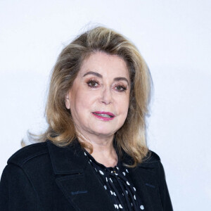 Catherine Deneuve assiste au défilé de mode Louis Vuitton, collection prêt-à-porter automne-hiver 2022/2023, au Musée d'Orsay. Paris, le 7 mars 2022 © Borde-Rindoff / Bestimage