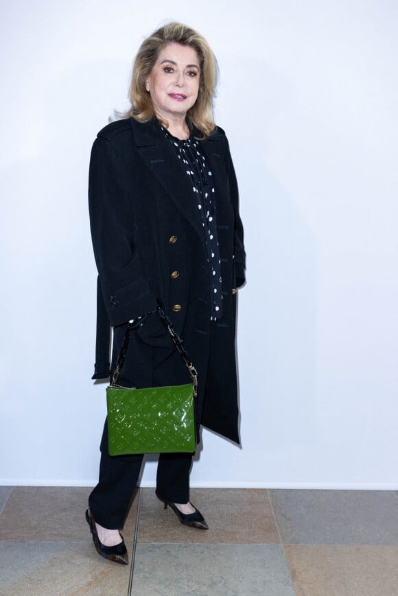 Catherine Deneuve assiste au défilé de mode Louis Vuitton, collection prêt-à-porter automne-hiver 2022/2023, au Musée d'Orsay. Paris, le 7 mars 2022 © Borde-Rindoff / Bestimage