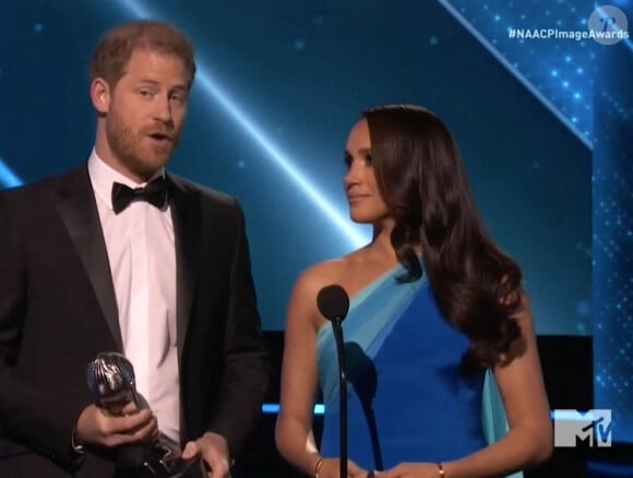 Le prince Harry, duc de Sussex, et Meghan Markle, duchesse de Sussex, rendent hommage au peuple ukrainien lors de la cérémonie des NAACP Image Awards à Los Angeles au cours de laquelle ils ont accepté le "Prix du président" pour leur travail d'aide à un refuge pour femmes du Texas. Le 27 février 2022.