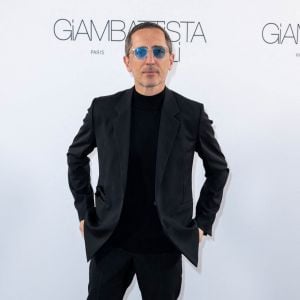 Gad Elmaleh assiste au défilé Giambattista Valli, collection prêt-à-porter Automne/Hiver 2022/2023, au Musée d'Art Moderne. Paris, France, le 7 mars 2022. © Olivier Borde/Bestimage