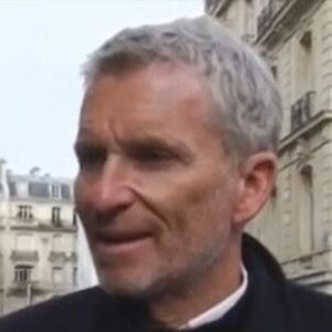 Denis Brogniart arrive aux obsèques de Jean-Pierre Pernaut, 9 mars 2022