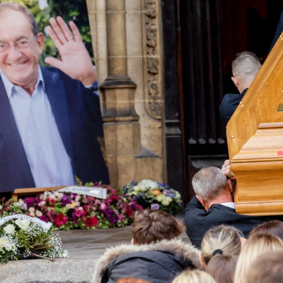 Cerceuil - Obsèques de Jean-Pierre Pernaut en la Basilique Sainte-Clotilde à Paris le 9 mars 2022. © Cyril Moreau / Bestimage  