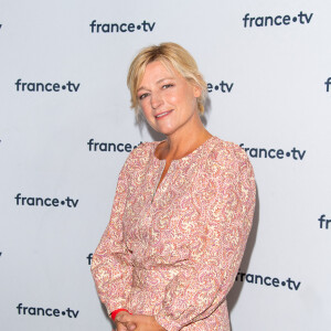 Anne-Elisabeth Lemoine lors du photocall dans le cadre de la conférence de presse de France Télévisions au Pavillon Gabriel à Paris, France, le 24 août 2021