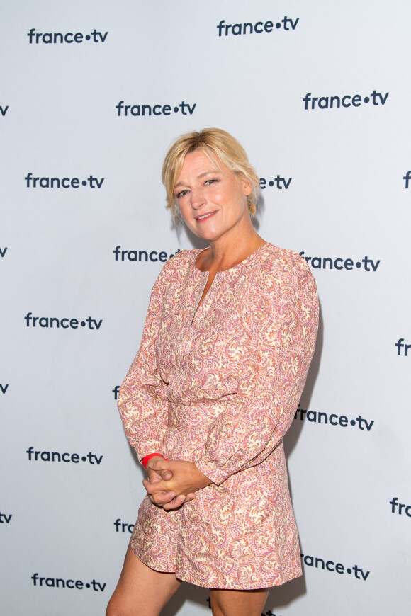 Anne-Elisabeth Lemoine lors du photocall dans le cadre de la conférence de presse de France Télévisions au Pavillon Gabriel à Paris, France, le 24 août 2021