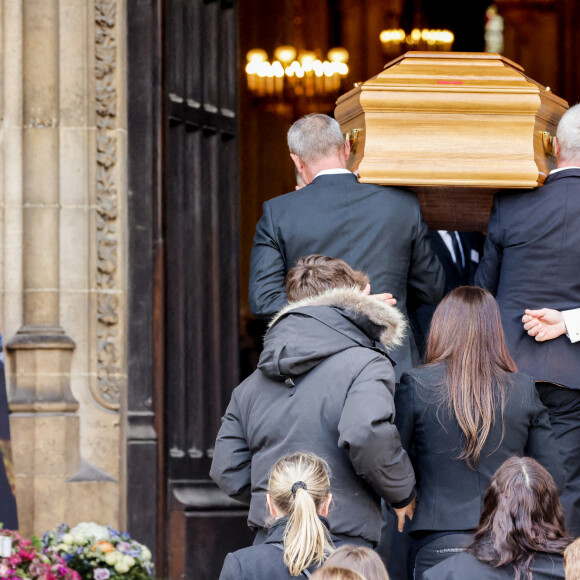 Nathalie Marquay et son fils Tom - Obsèques de Jean-Pierre Pernaut en la Basilique Sainte-Clotilde à Paris le 9 mars 2022. © Cyril Moreau / Bestimage