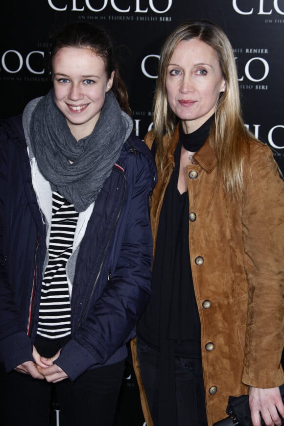 Catherine Marchal et sa fille Zoé lors de la première du film "Cloclo" à Paris, le 5 mars 2011.