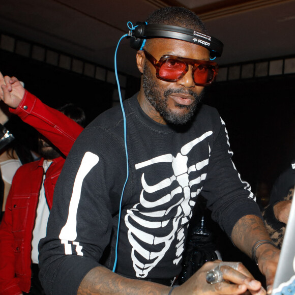Djibril Cissé anime la soirée "The After", célébrant les lancements de la nouvelle campagne "Hollywood after party" du créateur Fahaid Sanober et de la nouvelle ligne de produits Rose Baie, à l'hôtel Le Collectionneur. Paris, le 2 mars 2022. © Veeren - Christophe Clovis / Bestimage