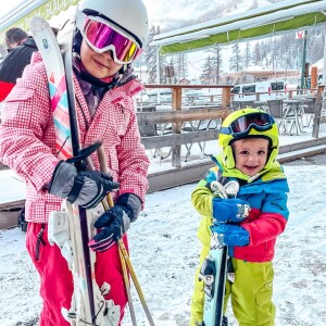 Léon et Capucine, les enfants de Laurent Ournac et Ludivine, au ski