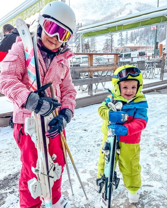 Léon et Capucine, les enfants de Laurent Ournac et Ludivine, au ski