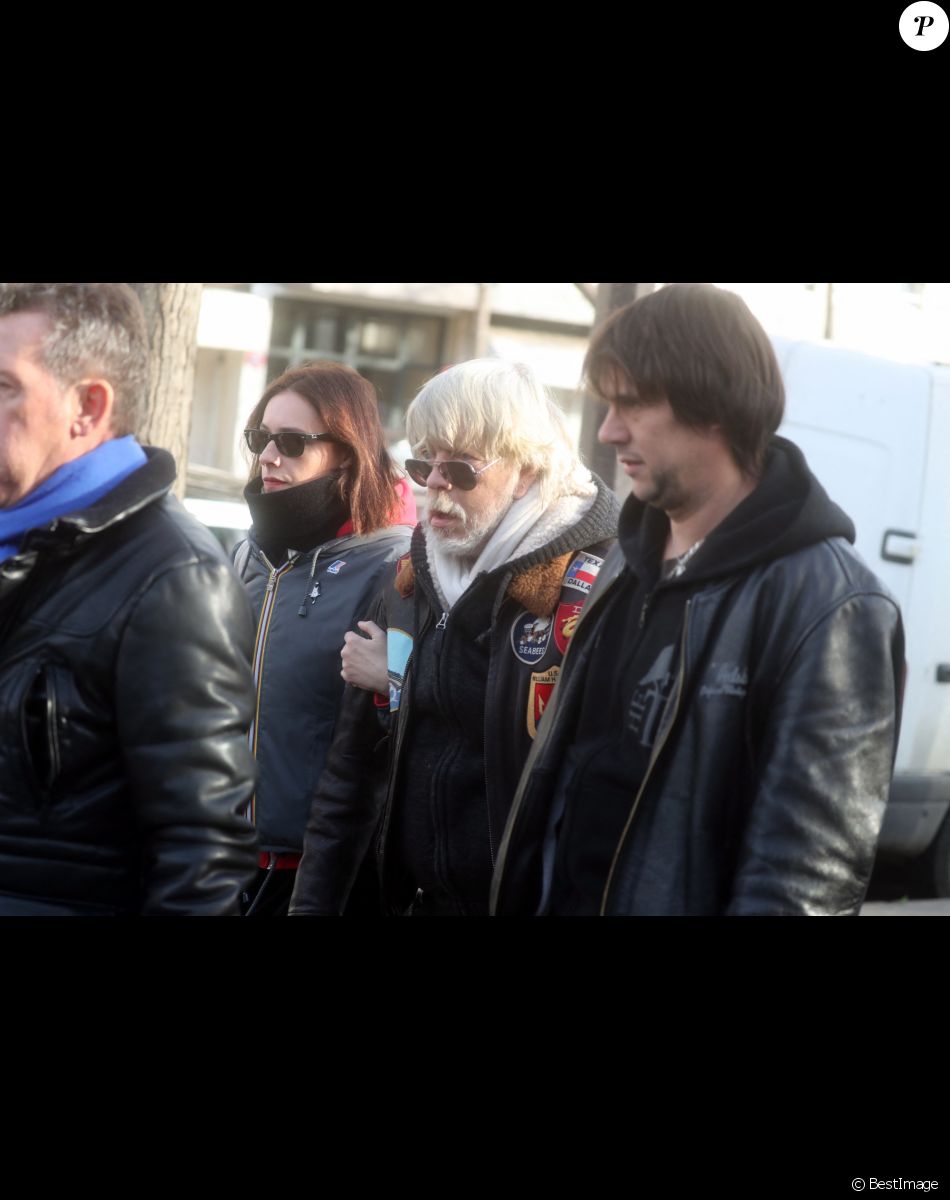 Lolita Séchan et son père le chanteur Renaud - Obsèques de Thierry Séchan frère du chanteur Renaud) au cimetière du Montparnasse à Paris le 16 janvier 2019.